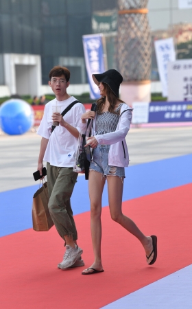 骨感长腿美女`