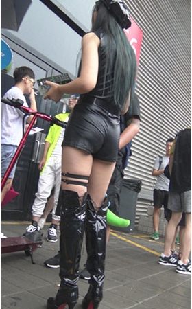 会场外吸烟的皮裤小姐姐