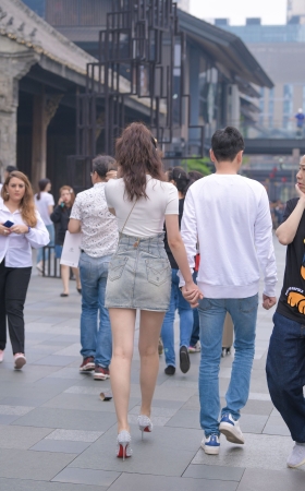 柳丁高跟，白皙美腿女友