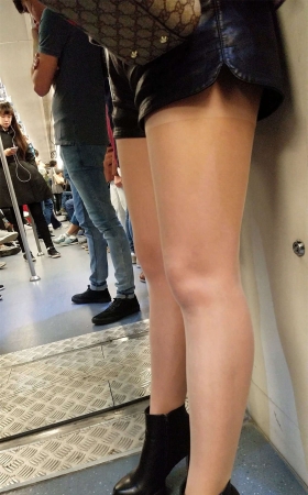 地铁丰满少妇黑色皮短裤肉色丝袜黑色高跟丰臀