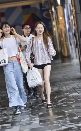 白皙长腿美眉