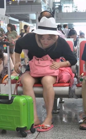 街拍候车室里的漂亮美妇