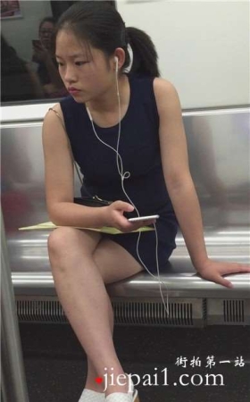 地铁上无聊的妹子，听着歌曲东张西望。