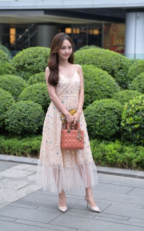 漂亮的连体裙美女