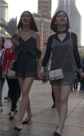 4K-超性感好身材包臀裙街拍美腿高跟鞋女神姐妹 [1.51 GB]