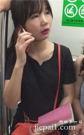 地铁上拍摄红唇性感OL制服美眉