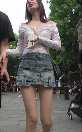 街拍漂亮的牛仔裙美女