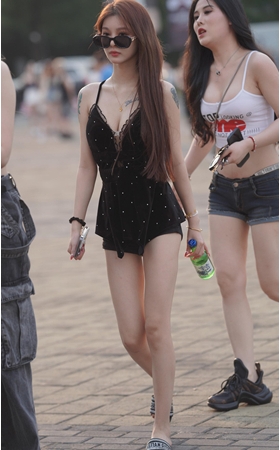 漂亮的长发美女(61P)