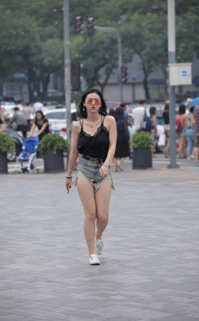 性感美背热裤美女
