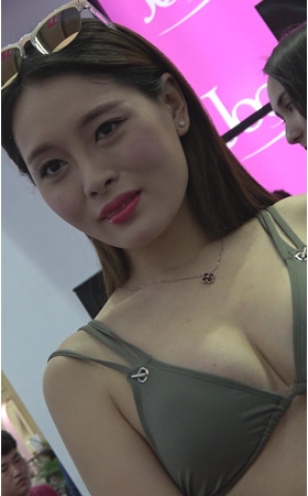 泳装模特小姐姐