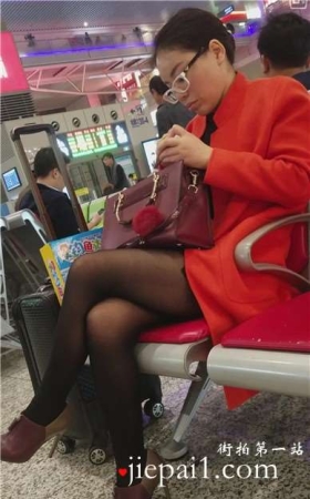 4k-车站候车室拍摄知性优雅名媛美女姐姐。