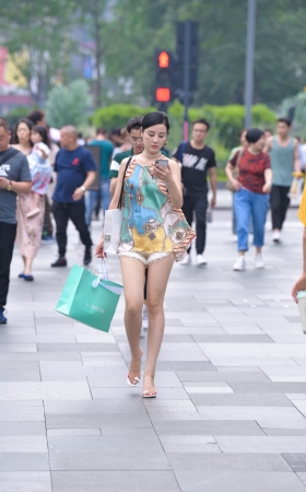 白嫩美腿的热裤美女