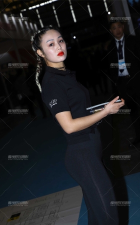 发传单的麻花辫紧身裤美女 [15P]