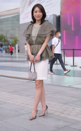 视觉冲击街拍作品 - 美腿美足的高层女主管