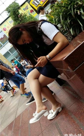 花圃边的街拍肉丝袜白鞋MM