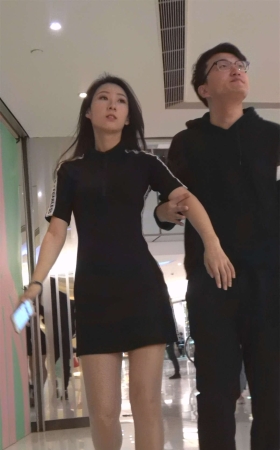 气质的黑色短裙美腿MM