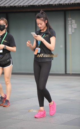 喜爱健身的美腿女孩 [17P]
