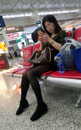 火车站候车的黑色丝袜极品细长美腿长发美妇