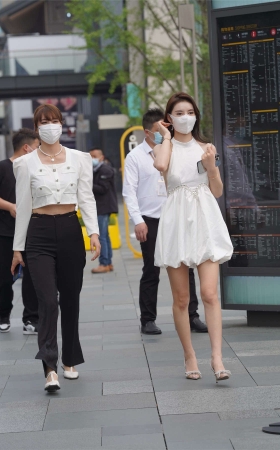 白色短裙美腿凉高美背