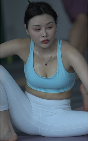 舒展瑜伽美女(72P)