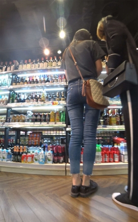 灰T恤紧身蓝牛长腿街拍美女姐姐
