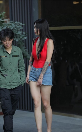 漂亮的红衣小姐姐MJ345[981M]
