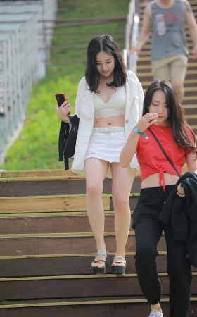 漂亮的吊带白裙美女