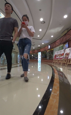 粉色口罩破洞蓝牛小清新街拍美女