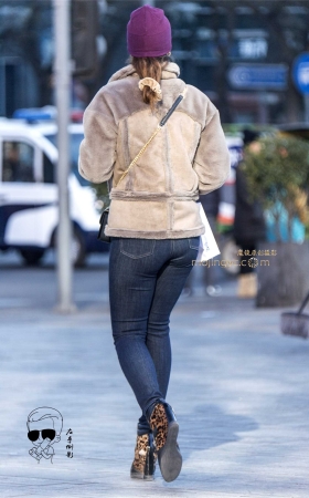 紧绷牛仔裤彰显美臀魅力{2017-1-31-12P} [12P]