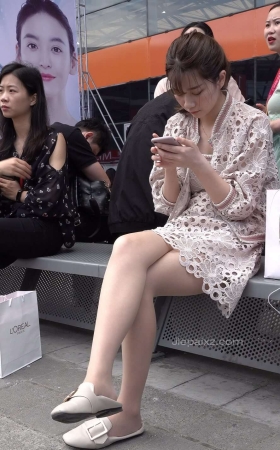 4K - 精致的脸庞，镂空裙肉丝美女 [2.22 GB/MP4]