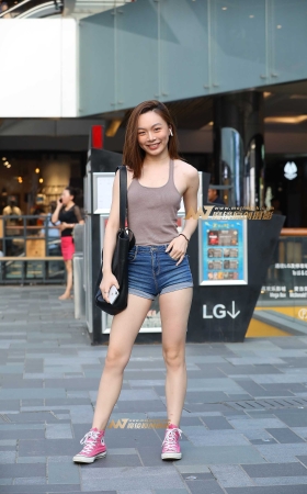 小背心，小月牙热裤MM [15P]