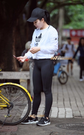 黑色紧身裤美女骑小黄车 [16P]