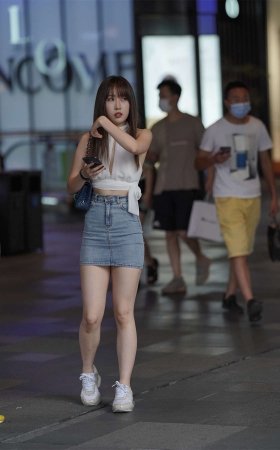 靓丽女孩超显身材