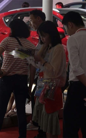 米色凉高长裙气质小姐姐
