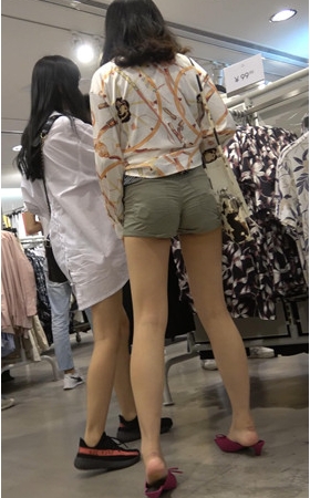 商场里的热裤长腿美女