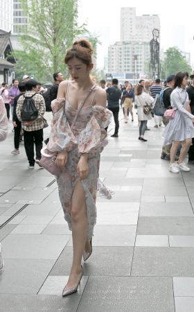 低胸性感连衣裙