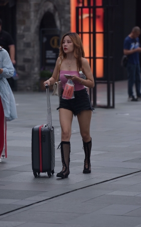 热裤美女
