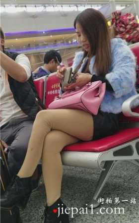 4k-高铁站候车室拍摄长腿肉丝性感MM