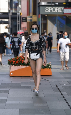 热裤大长腿美女