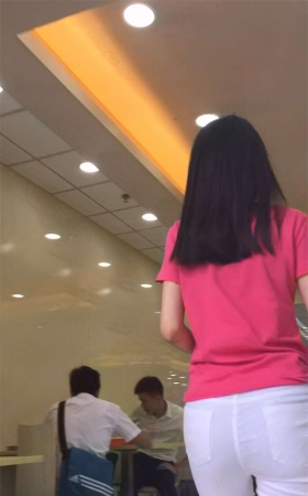 超紧白裤圆臀T恤衫美女