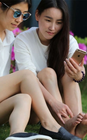 No785 清纯款长发女孩性感玉足矜持外露，能拍的角度一个都不能错过