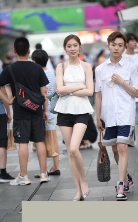 黑色热裤小姐姐3A8358[1.94G]