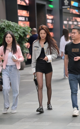 清秀黑丝女孩