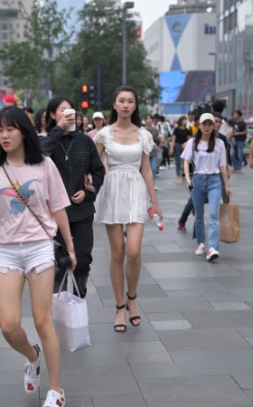白皙美腿小姐姐