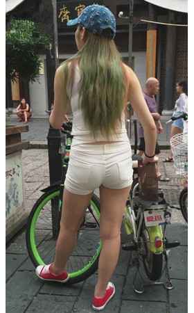 白色热裤美女小姐姐
