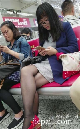 4k-红鞋黑丝眼镜妹，低头玩手机头都不抬一下。