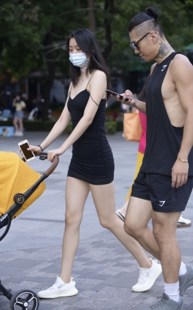 黑色包屯裙美女