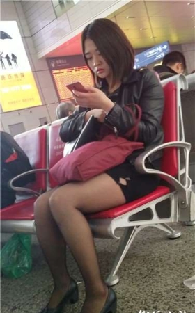 4k超清，黑丝袜性感美眉，嘟着嘴嘴玩手机