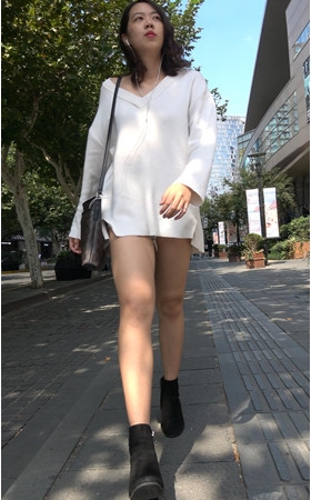 听歌的白衣小姐姐