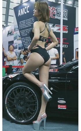 黑色比基尼圆润美女